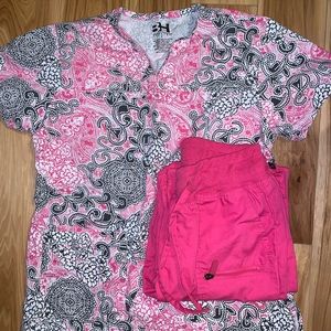 Women’s paisley pink scrub set size Small